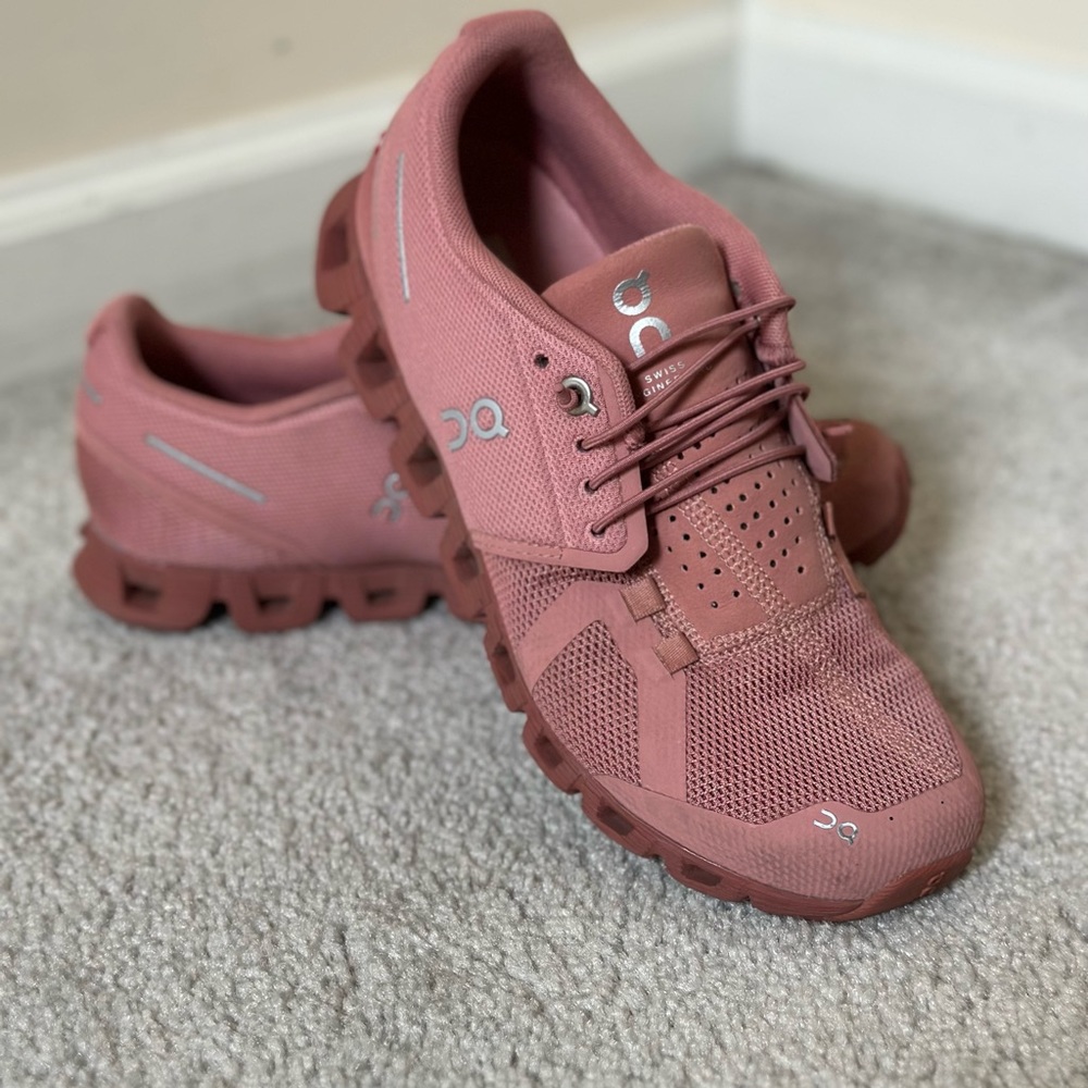 ON cloud shoes woman, pink, size 7.5